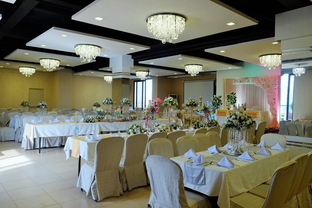 Castle Peak Hotel Cebu Exterior photo